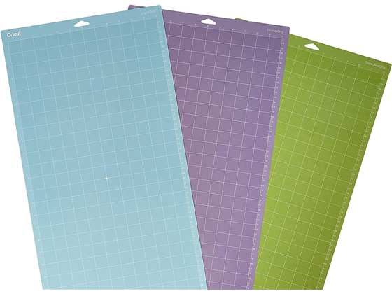 ALFOMBRILLA DE CORTE CRICUT ADHESIVA (KIT DE 3), 12" X 24", GOMA LIGERA PARA CORTE DE MATERIALES, PAPEL DE COPIA, CONSTRUCCION, VINIL , CARTULINA LIGERA. PARA CORTAR Y ESCRIBIR CON SU PLOTTER DE CORTE MODELOS EXPLORE Y MAKER. VARIEDAD DE COLORES Y USOS (2003847).
