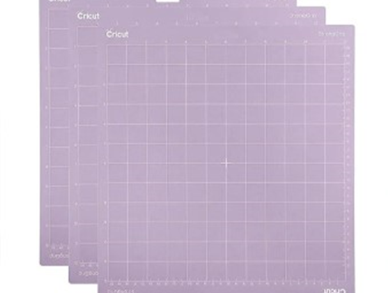 ALFOMBRILLA DE CORTE CRICUT (KIT 3 PK) 12" X 12" (30.5 X 30.5 CM), GOMA FUERTE PARA MATERIALES PESADOS, CARTULINA ESPECIAL, TABLEROS AGLOMERADOS, TABLEROS DE PASPARTU Y TELA CON RESPALDO PARA CORTAR Y ESCRIBIR CON SU PLOTTER DE CORTE. COLOR MORADO (2004704).