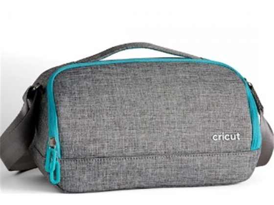 BULTO DE MANO PARA MAQUINA DE CORTE CRICUT JOY Y SUS HERRAMIENTAS, DIMENCIONES 11.6 X 6.3 X 4.5 PULG, COLOR GRIS/MENTA. (2007812)