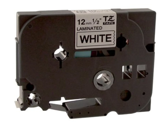 CINTA BROTHER TZE-231 1/2" TEXTO NEGRO SOBRE BLANCO, ADHESIVO ESTANDAR, 0.47" X 26.25' - COMPATIBLE CON IMPRESORAS PTD220 Y PT-H110