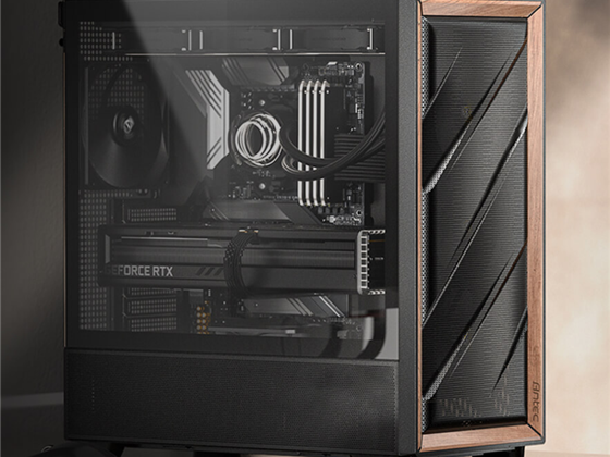[FLUX] CASE GAMING ANTEC FLUX MID-TOWER. COLOR NEGRO. ESTE CHASIS CUENTA CON LA INNOVADORA PLATAFORMA F-LUX (FLOW LUXURY) DE ANTEC, DISEÑADA PARA UN FLUJO DE AIRE ÓPTIMO Y UNA REFRIGERACIÓN MEJORADA DE LA GPU. INCORPORA UN PANEL FRONTAL CON COMBINACIÓN DE MALLA Y ACABADO DE MADERA (NOGAL). INCLUYE CINCO VENTILADORES PWM PREINSTALADOS: TRES DE 120MM EN EL FRONTAL, UNO DE 120MM DE FLUJO INVERSO EN LA CUBIERTA DE LA FUENTE DE PODER, Y UNO DE 140MM EN LA PARTE TRASERA. EL DISEÑO MULTIDIRECCIONAL DE VENTILACIÓN PERMITE UNA ENTRADA DE AIRE EXTENSA. CUENTA CON PANEL LATERAL DE VIDRIO TEMPLADO DE 4MM. CONECTIVIDAD FRONTAL: DOS PUERTOS USB 3.0, UN PUERTO USB TIPO-C (10GBPS) Y UN CONECTOR COMBINADO DE AURICULARES/MICRÓFONO. SOPORTA PLACAS BASE E-ATX (HASTA 330MM), ATX, MICRO-ATX E ITX. ALTURA MÁXIMA DISIPADOR CPU: 180MM. LONGITUD MÁXIMA GPU: 408MM. CAPACIDAD PARA DOS UNIDADES DE 3.5"/2.5" Y UNA DE 2.5". FUENTE DE PODER ATX (HASTA 235MM CON HDD). FILTRO DE POLVO INFERIOR.