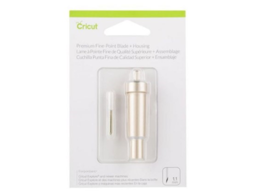 [93394] CUCHILLA DE REEMPLAZO CRICUT PREMIUM, PUNTA FINA + ENSAMBLAJE RESISTE EL DESGASTE Y LAS ROTURAS PARA UNA VIDA ÚTIL MÁS PROLONGADA, PARA CORTAR  LA MAYORÍA DE LOS MATERIALES LIGEROS A MEDIANOS, COMO CARTULINA, VINILO, PLANCHA Y MÁS.COLOR DORADO (2004225).