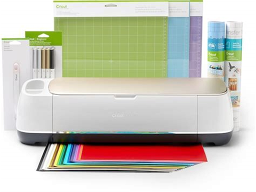 [93839] MAQUINA DE CORTE CRICUT MAKER (KIT DE INICIO) + 40 HOJAS DE VINILO DE 30 X 30 CM EN COLORES SURTIDOS * 1 ROLLO DE VINILO DE TRANSFERENCIA * 1 ROLLO DE MATERIAL PARA STENCIL - 30 X 1,20 CM * 1 DEPILADOR DE VINIL *1 KIT CON 10 BOLÍGRAFOS (NEGRO, PLATEADO, DORADO) PUNTAS 1.0 Y 0.4 *1 ALFOMBRILLA DE CORTE  LIGERO 30 X 30CM *1 ALFOMBRILLA DE CORTE FUERTE 30 X 30CM *2 ALFOMBRILLA DE CORTE MODERADO 30 X 30CM. COLOR CHAMPAÑA (2004193).
