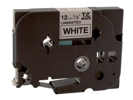 [107437] CINTA BROTHER TZE-231 1/2" TEXTO NEGRO SOBRE BLANCO, ADHESIVO ESTANDAR, 0.47" X 26.25' - COMPATIBLE CON IMPRESORAS PTD220 Y PT-H110