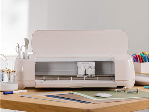 [106987] MAQUINA DE CORTE INTELIGENTE CRICUT MAKER 4, DE IMPACTO PARA PERSONALIZACION Y CORTE DE MAS DE  300 MATERIALES (PAPEL, TELA, CARTON, CUERO, METAL, MADERA BALSA), AREA MÁXIMA DE CORTE 11,5 X 23,5 PULGADAS (29,2 CM X 59,6 CM), TAMAÑO MÁXIMO DE CORTE CON SMART MATERIAL 11,7 X 12 PIES (29,7 CM X 3,6 M), COLOR MARFIL ROSADO. (2011084).